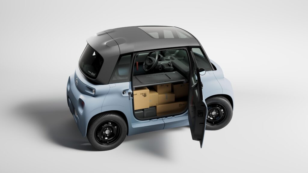 En My Ami Cargo, Citroën ha previsto, junto al asiento del conductor, un espacio de carga modular que permite transportar paquetes.