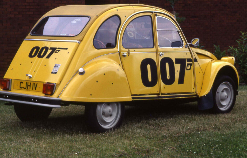 El Citroën 2cv que conduce James Bond en ‘Sólo para tus ojos’, John Glen, 1981.