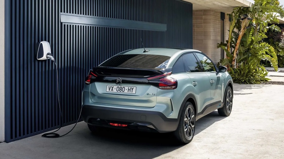 El Citroën ë-C4 encarna una movilidad eléctrica tecnológica y moderna al servicio del confort y de la polivalencia de uso.