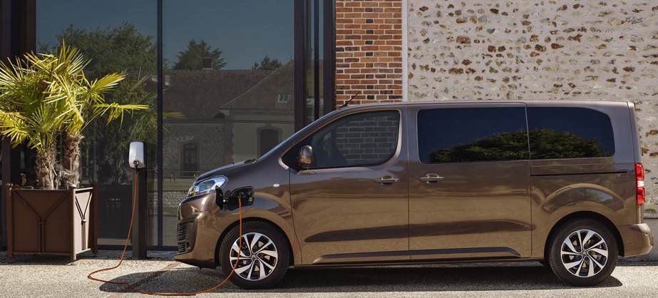 El Citroën ë-SpaceTourer es un vehículo polivalente compacto que permite transportar hasta 9 personas con un alto nivel de confort, versatilidad y diseño.