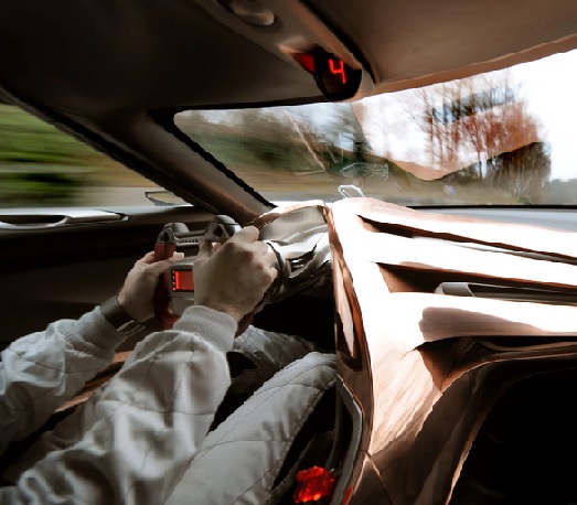 La pantalla head-up del GT by Citroën te ayuda a mantenerte seguro. Puedes ver fácilmente toda la información que necesitas, sin apartar la mirada de la carretera.